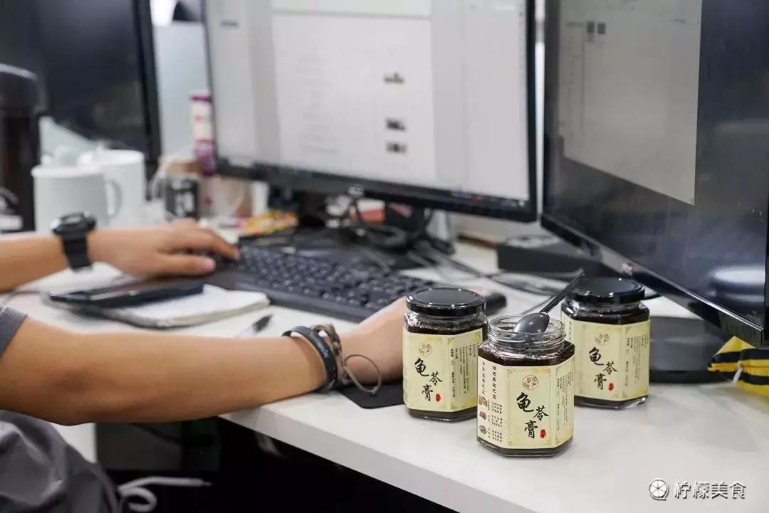 74岁的他，把一半的人生交给了这碗「黑暗甜品」