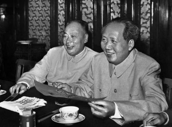 陈毅追悼会上，一副挽联引起毛主席注意，嘱周总理给安排工作