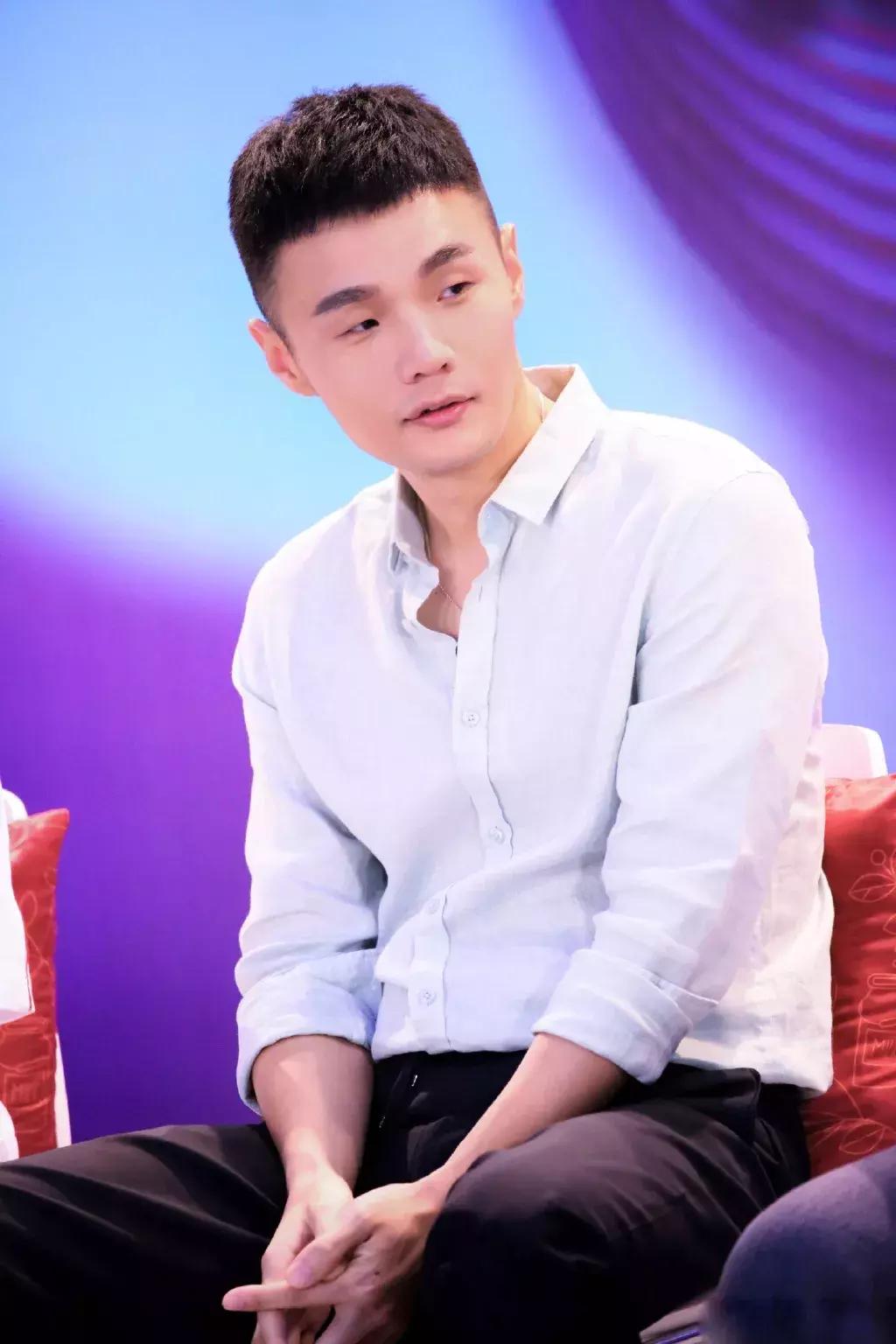 单眼皮的女生还是双眼皮的好看,单眼皮女生必须是双眼皮才好看吗