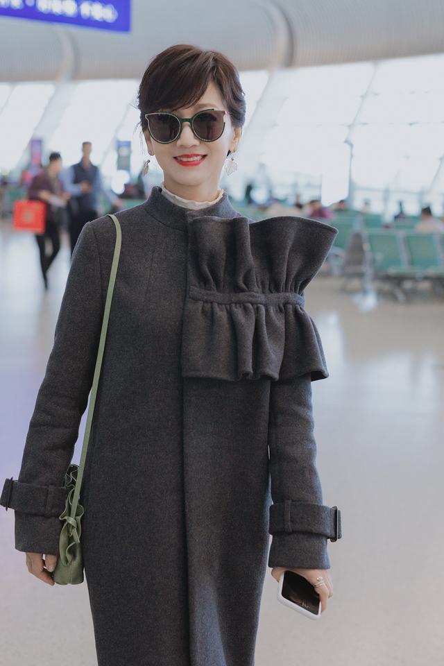 赵雅芝好会玩，穿呢大衣还要粘个大蝴蝶结，不显丑反而挺有时髦感