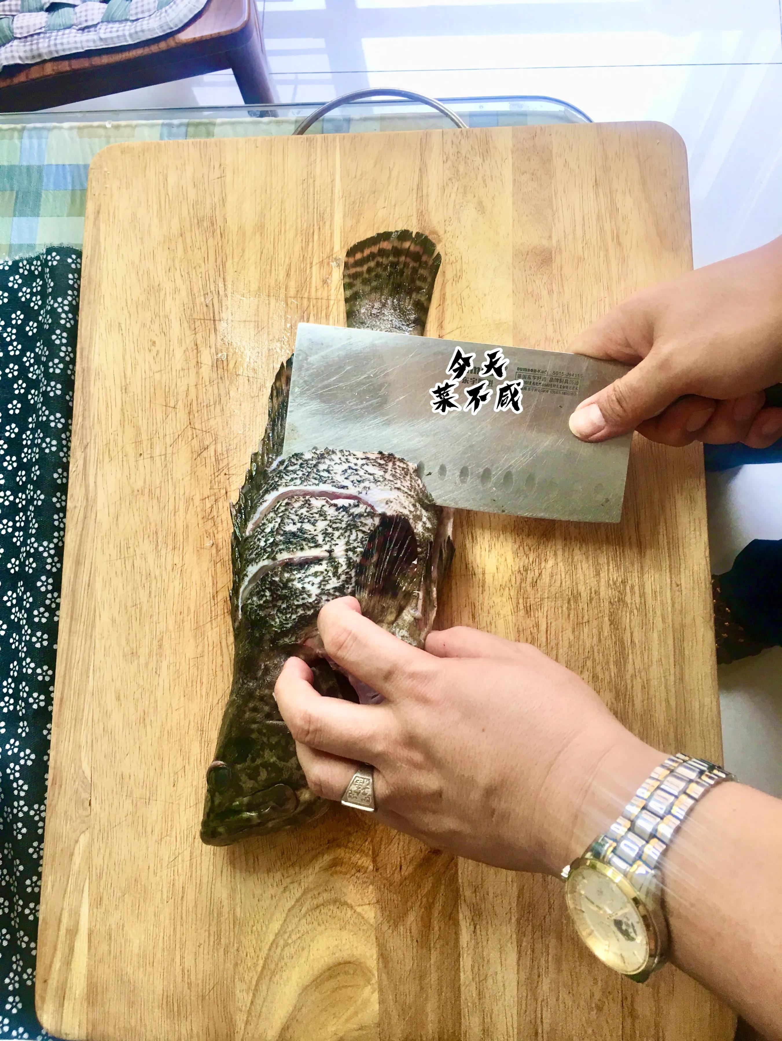 石斑鱼先倒蒸鱼豉油还是先泼油,清蒸鱼石斑鱼放什么调料