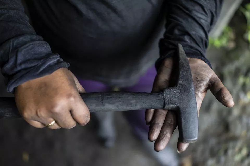 月薪2500，记录哥伦比亚祖母绿矿区女矿工的艰辛生活