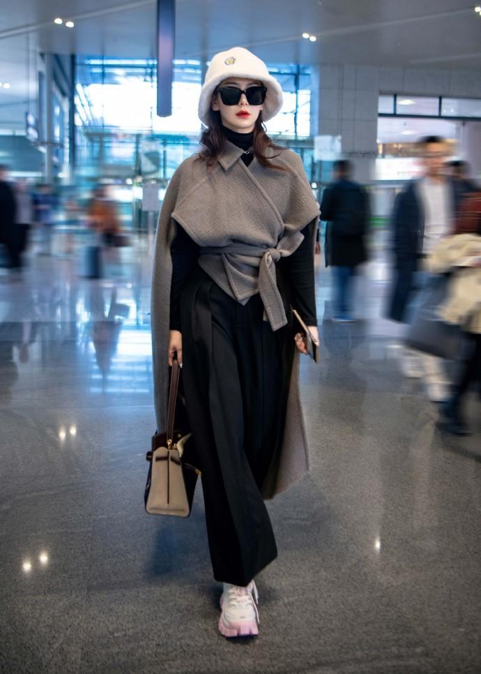 小众斗篷搭配,冬季复古斗篷适合搭配什么下装