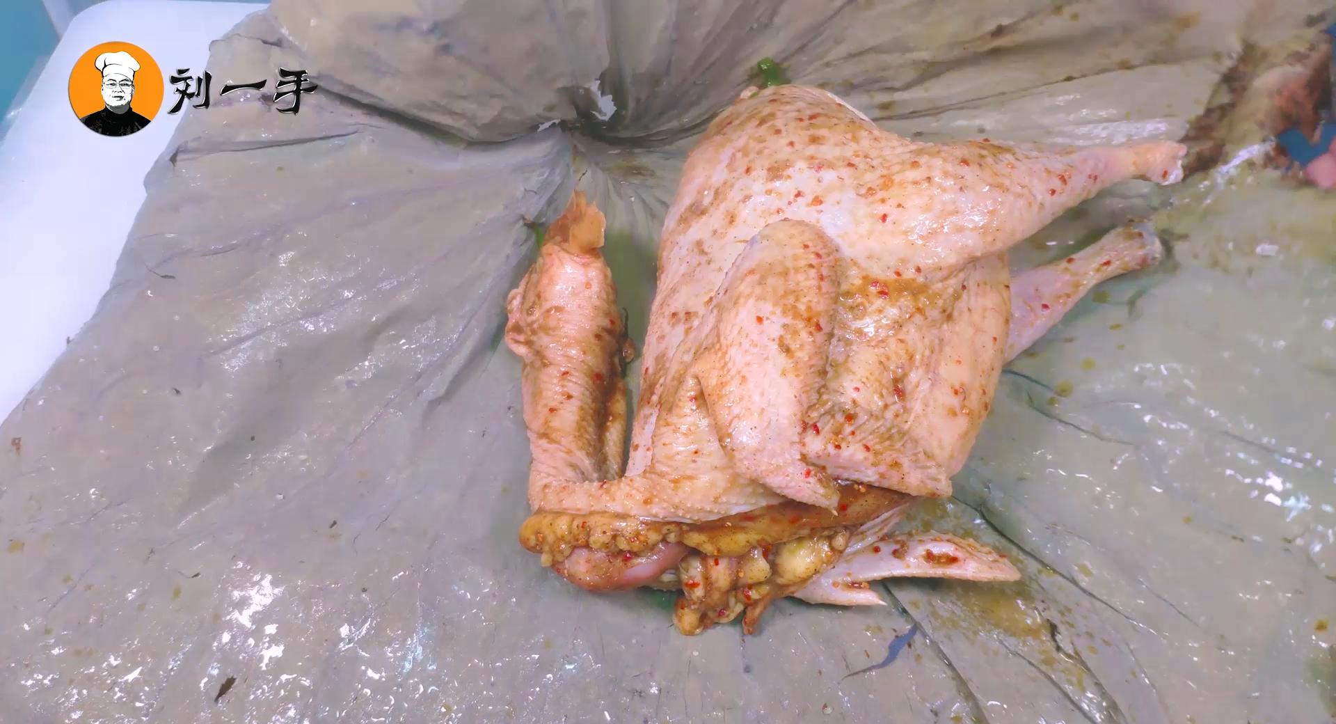 老刘心血来潮想吃窑鸡，买了炉子在家做，结果翻车烤糊了