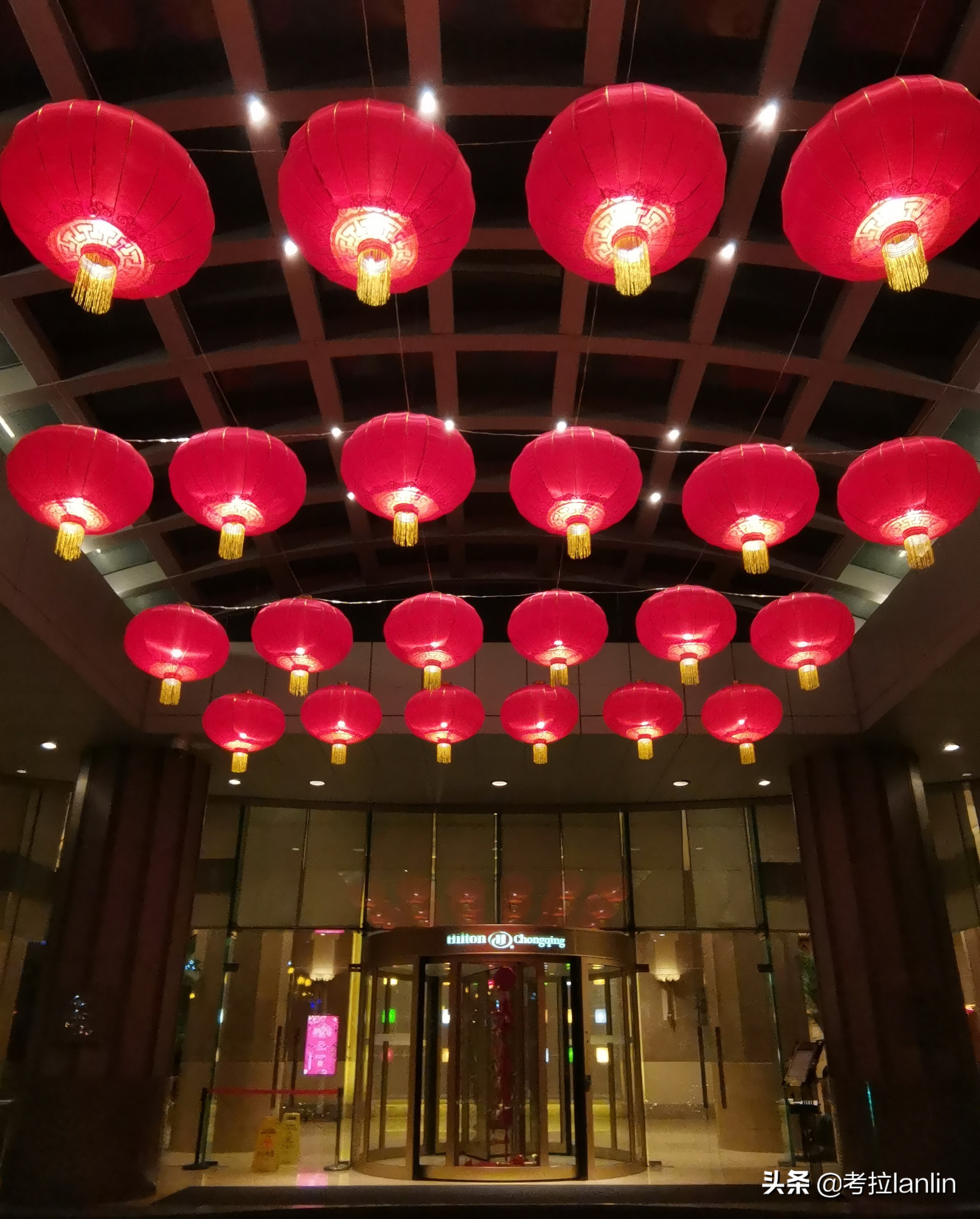 一扇扇关闭的店门，就像一张张欲说无言的嘴、一张张戴着口罩的脸