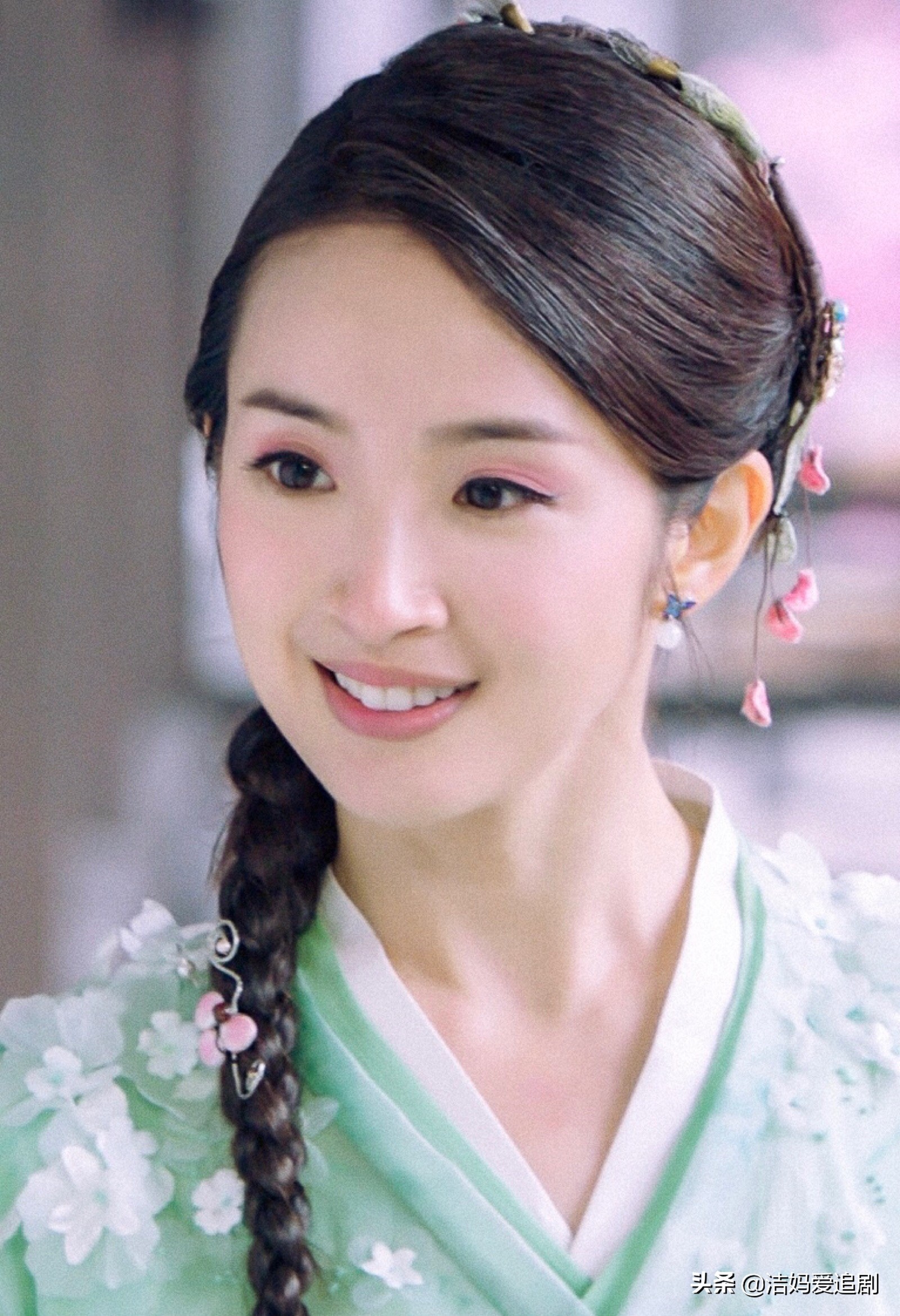 杨紫同款发型双麻花辫子,杨紫同款发型短发麻花辫