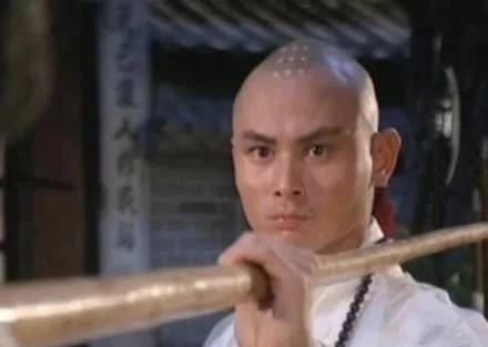 洪金宝老态照片,洪金宝现身街头满头白发