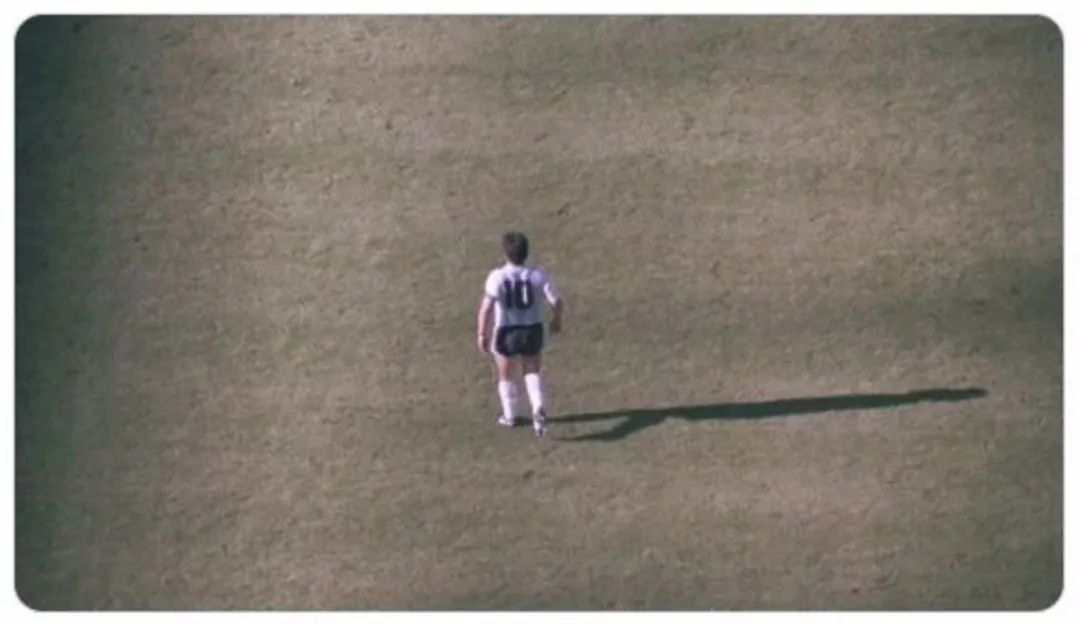 梅西再次致敬马拉多纳,十一年前的梅西再现马拉多纳经典