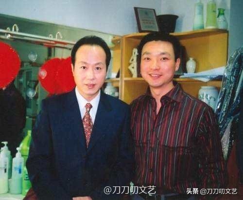 央视主持人康辉烫头,康辉烫头