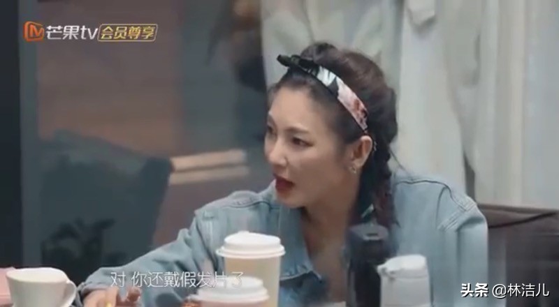 王祖贤状态52岁肤白貌美头发浓密,52岁王祖贤笑颜红唇发量惊人