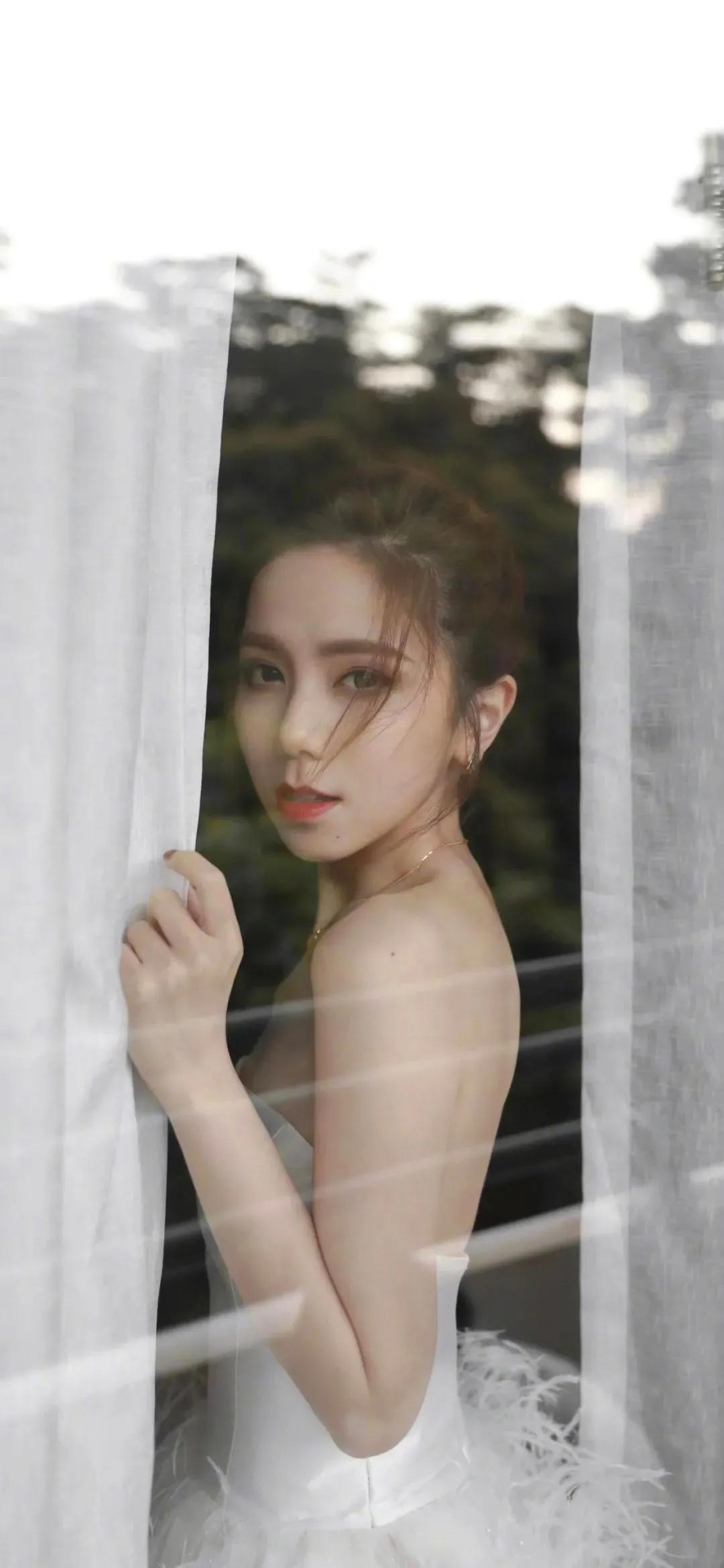 邓紫棋在歌坛的地位能和王菲比吗,邓紫棋会成为华语乐坛天后吗