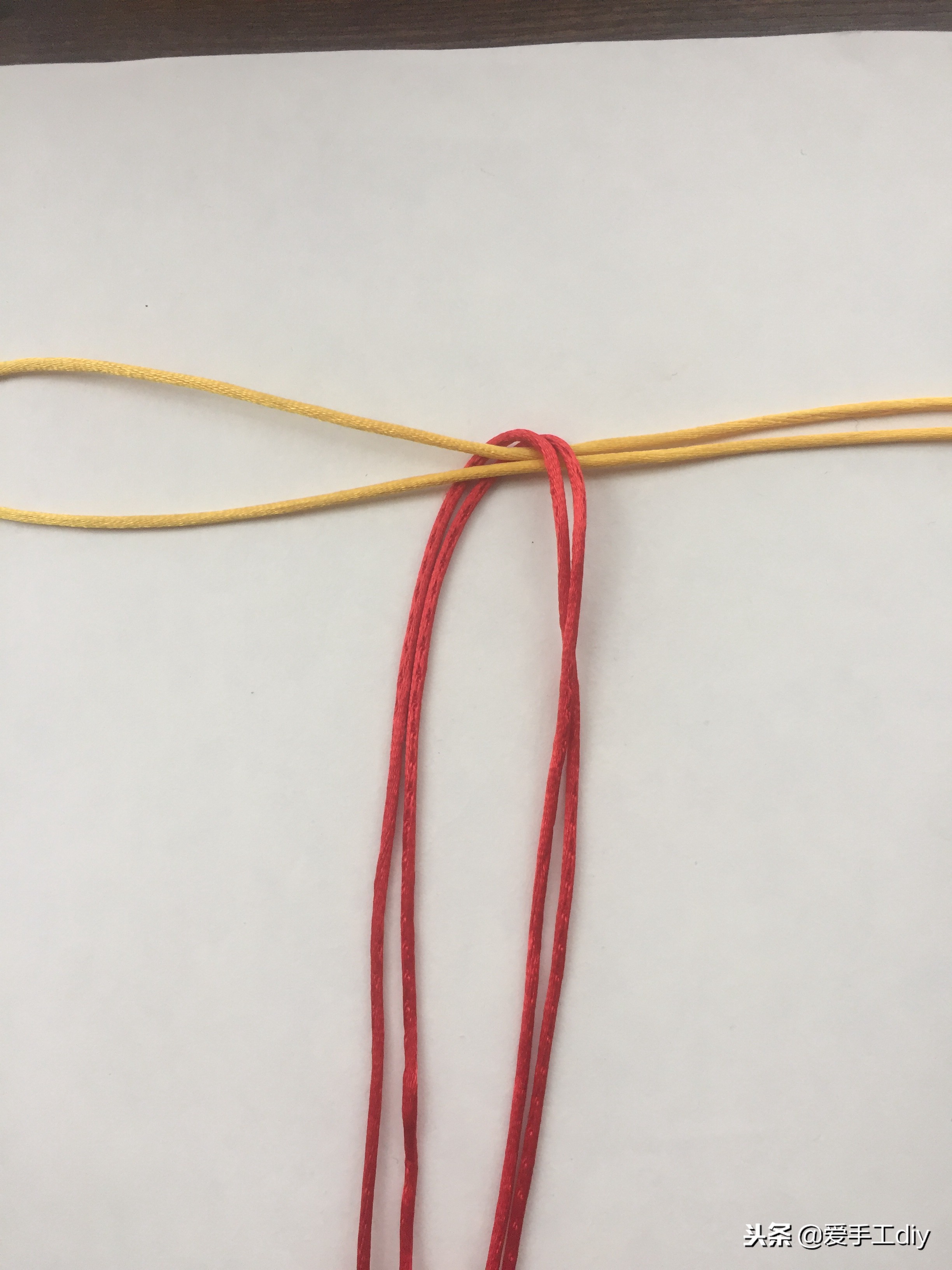 红绳加水晶转运珠戒指的编法,红绳戒指绳中间穿珠子编绳教程