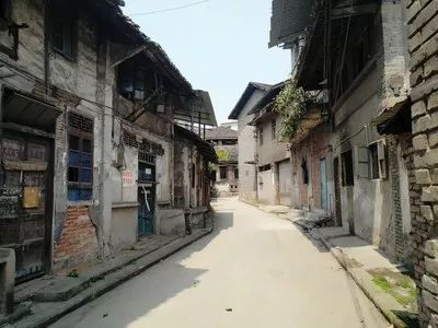 北碚有个老街，曾经是重要的交通码头要道，而今更有江东明珠之喻