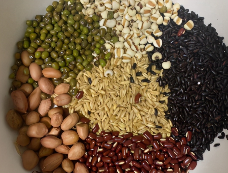 坚持吃五谷粥祛湿养胃,清除湿热的五谷杂粮粥