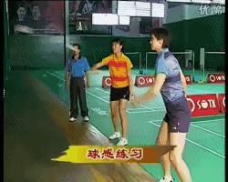 羽毛球如何确认击球点和击球时机,怎样解决羽毛球击球点靠后的问题