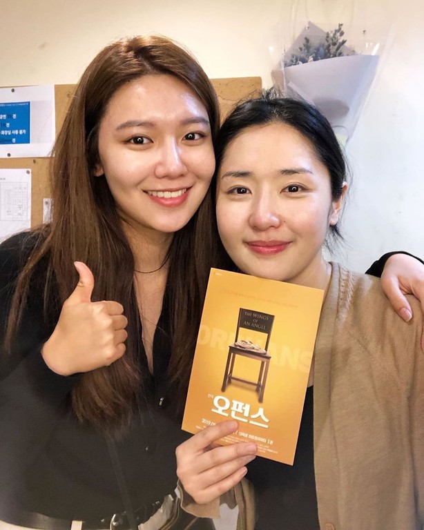 HOTStuff李栋旭太妍抢着戴韩国饰品魔药细细一条却有耀眼女神光