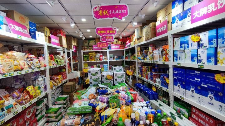 开在菜市场瞄准中老年群体，便利店“异类”来身边搅局了