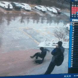 踢不到球的搞笑视频,踢不进球门搞笑名场面