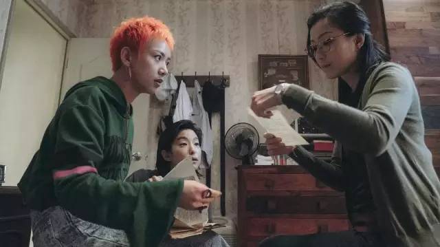 宅家不出门什么事不干,宅家看剧不出门