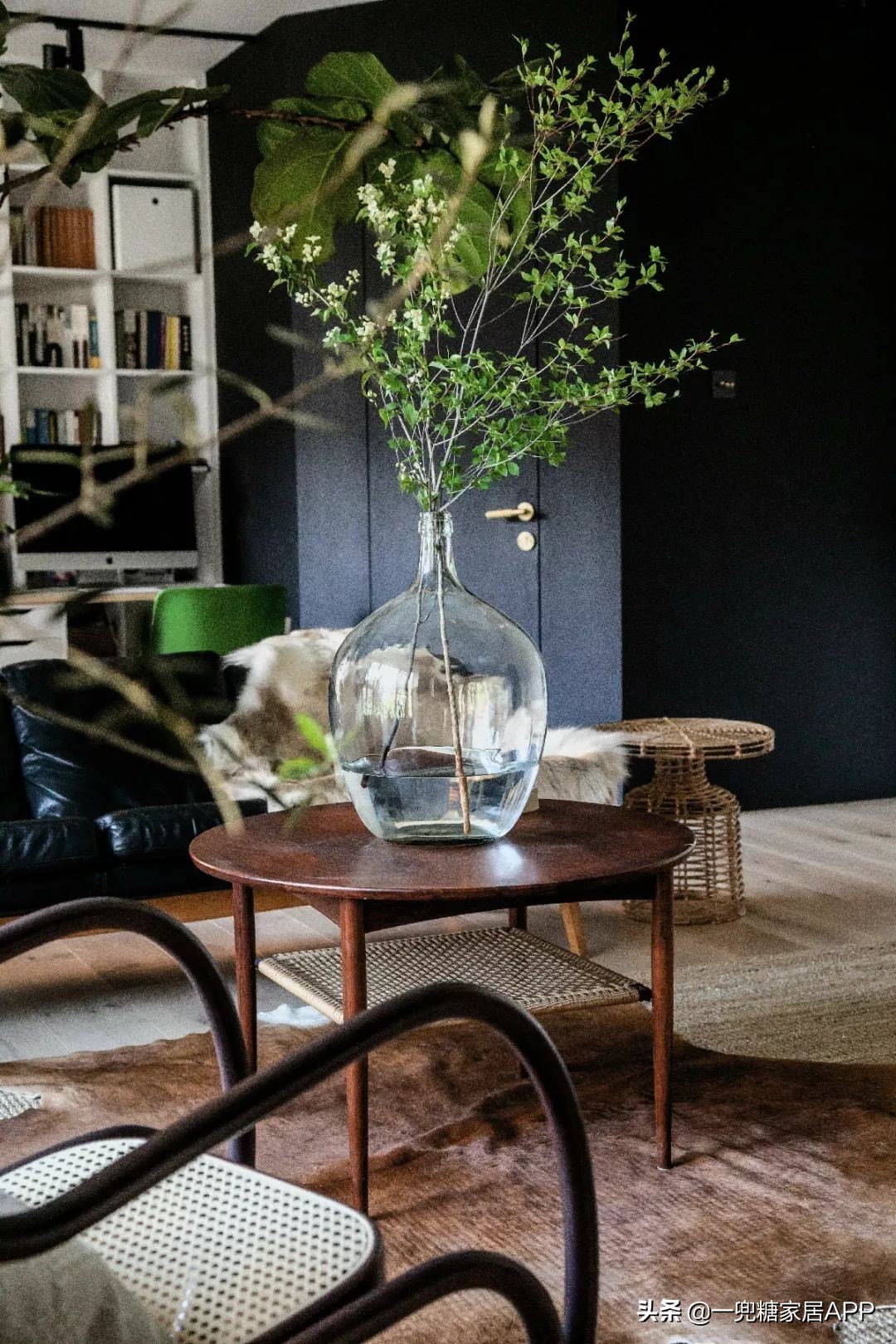 黑色直纹橱柜装修效果图,入门玄关橱柜效果图