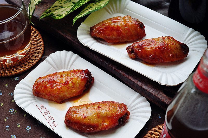 鸡翅放进面包机，然后就等吃了，不怕油星四溅，更不担心烤糊烤焦