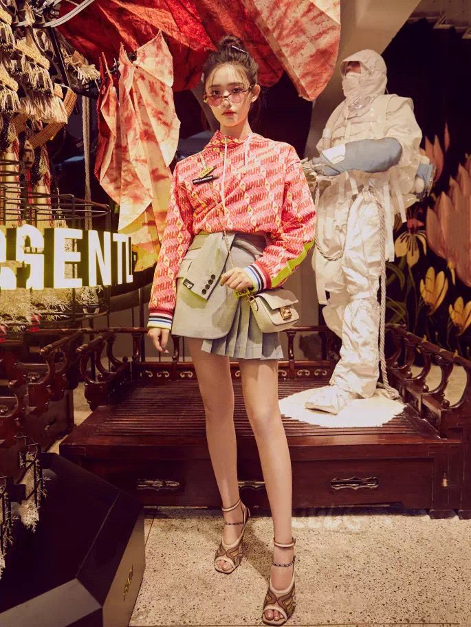 百褶裙今年流行百搭显瘦收腰冬款,版型好的百褶裙配卫衣