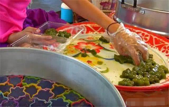 美女大学生街头卖小吃,女学生街头卖小吃