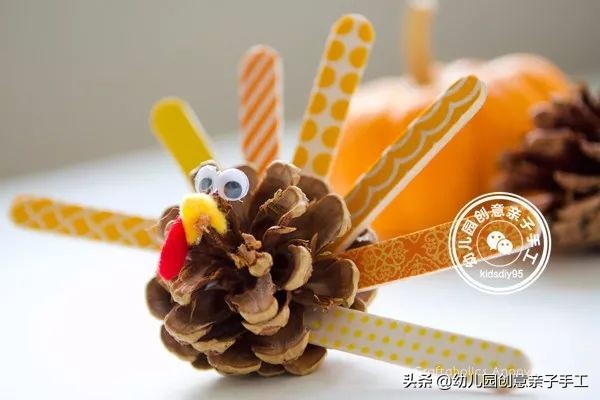 松果手工火鸡教程,感恩节小火鸡手工