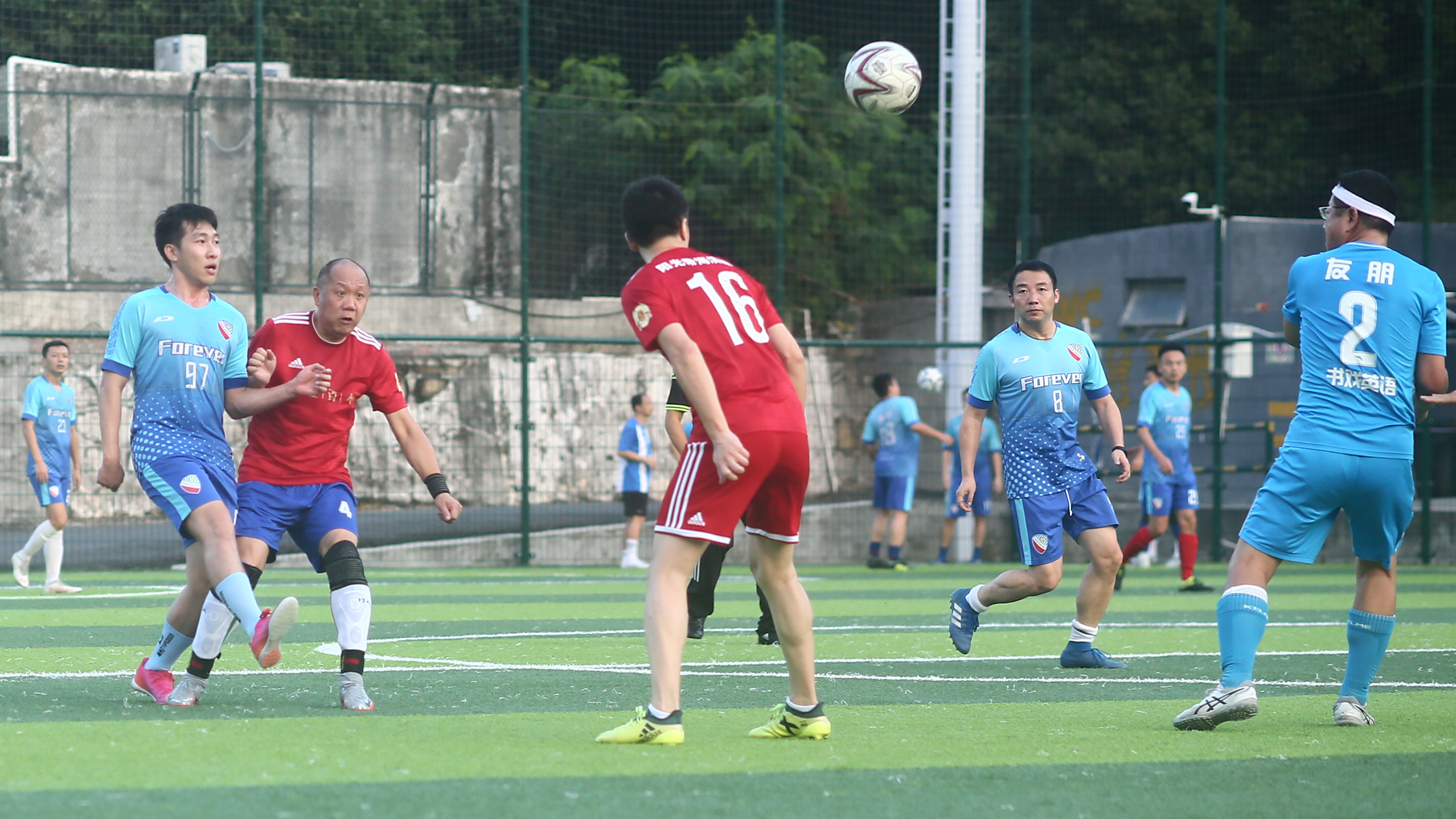 草根足球激烈对抗,深圳草根足球联赛