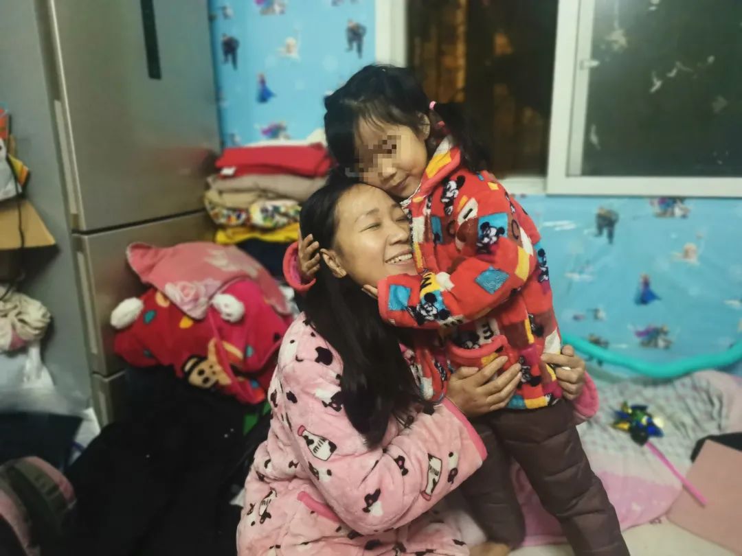 女司机带女儿上下班,女司机带三岁女儿上班