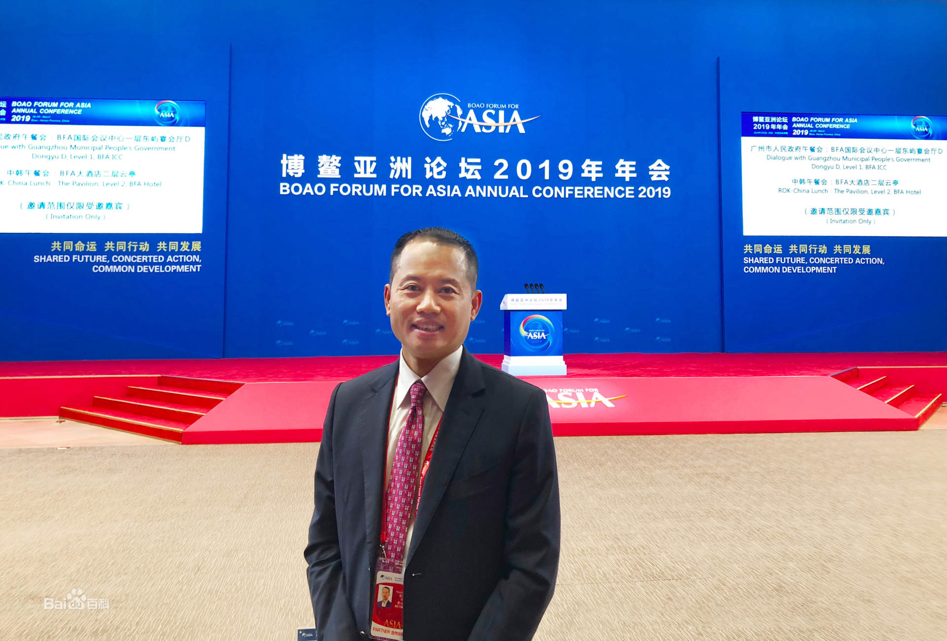 广东穷小子卖文具，白手起家把公司做上市，身家290亿，凭啥？