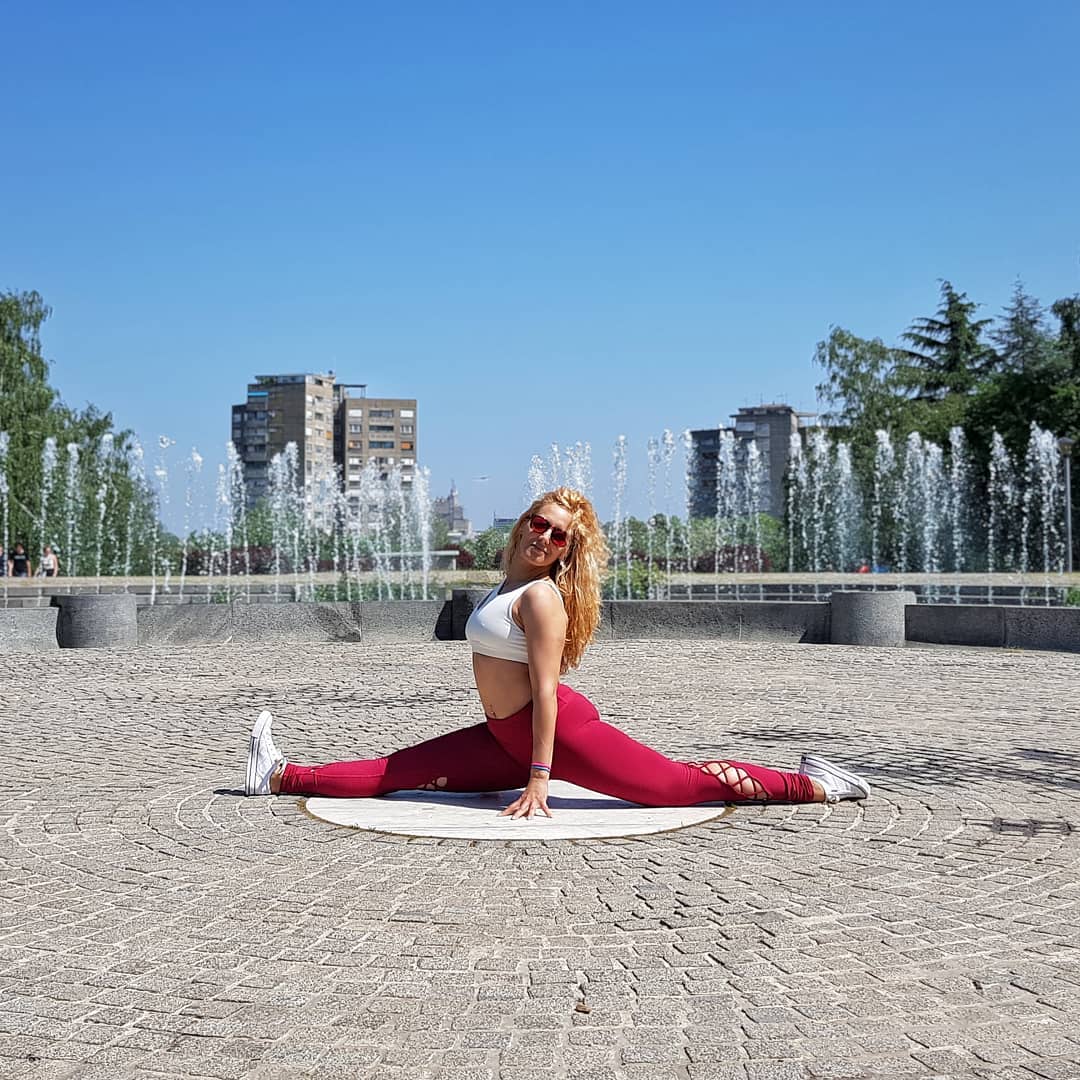 零基础怎么用瑜伽轮,瑜伽轮锻炼方法图解