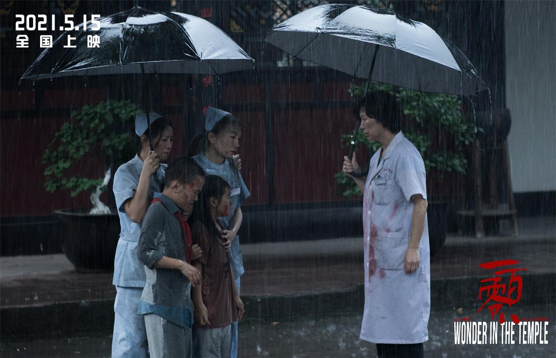 吴京零片酬助演汶川地震改编电影,吴京救灾真实照片