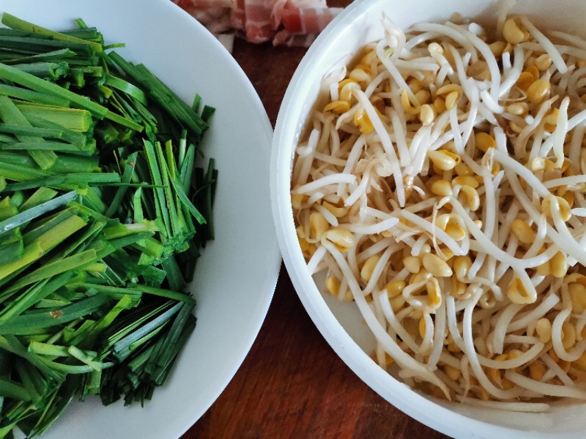 当韭菜邂逅黄豆芽，就变成了“黄鸟钻翠林”，居然是一道家常菜