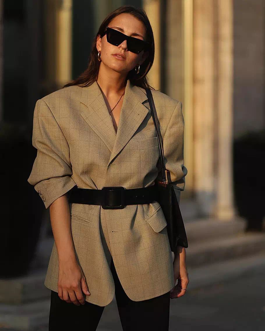 日常穿搭不可少具有质感腰带点缀,时髦精致女士两面穿时尚腰带