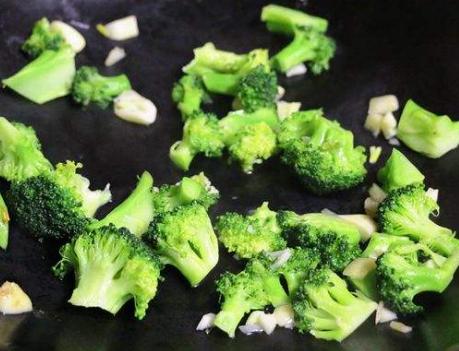 西兰花鸡蛋糕西兰花用焯水吗,西兰花炒肉西兰花是不是要焯水
