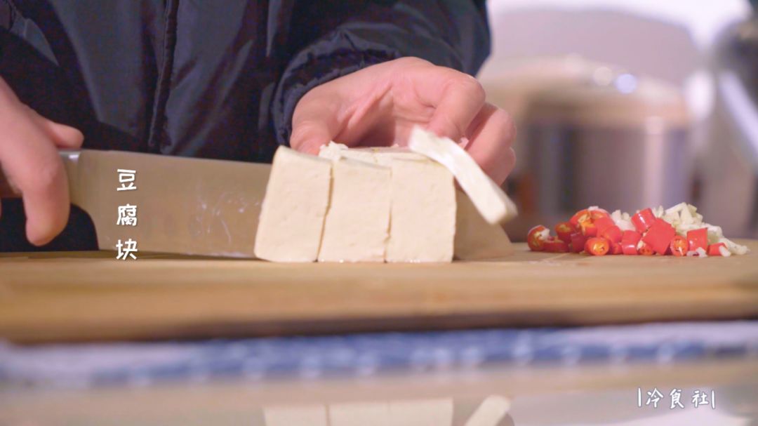 五分钟快手花甲米线，鲜辣爽口，一看就会，在家也轻能轻松搞定