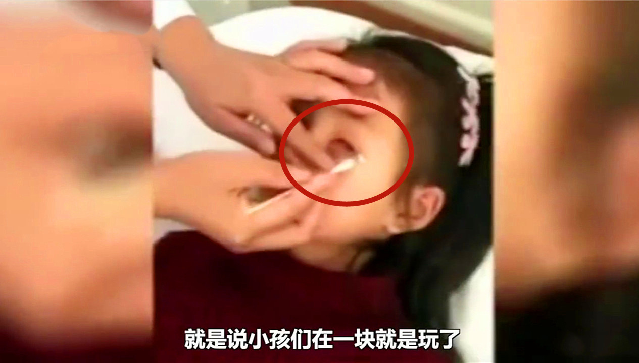 七岁女孩被同学塞纸条,女孩被同学塞纸条