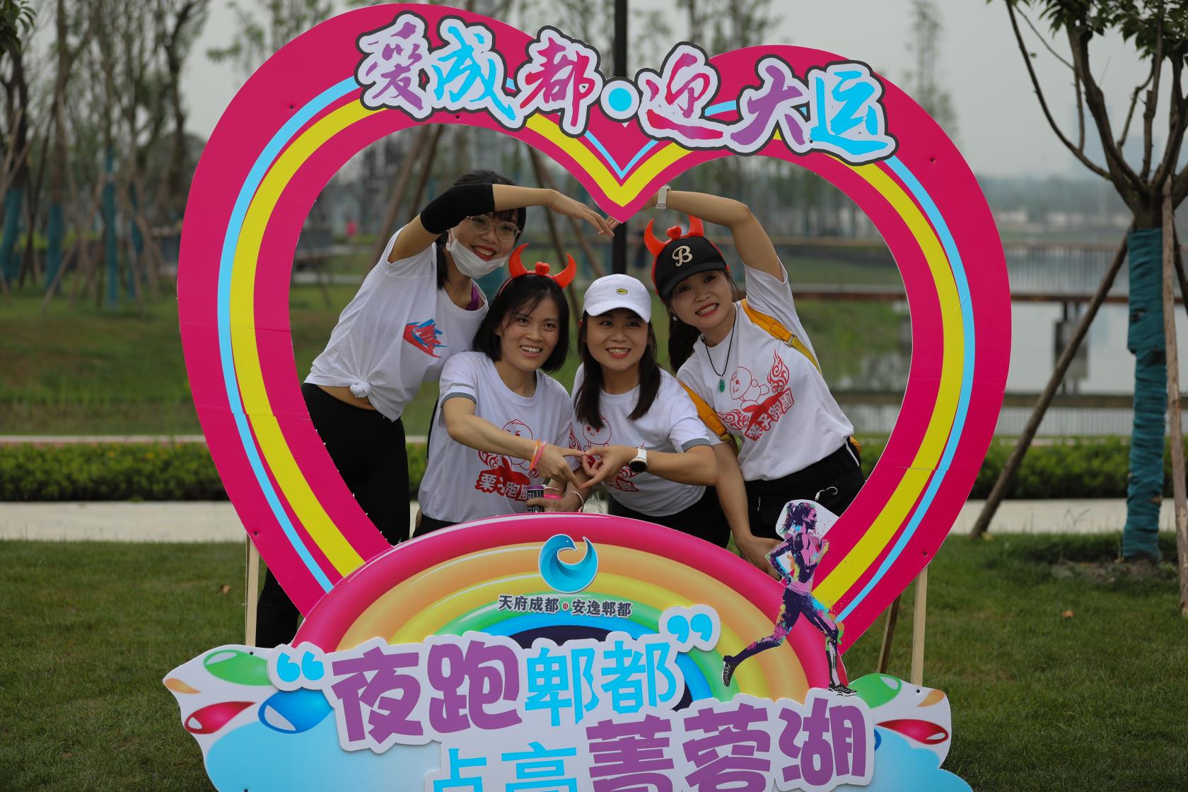 荧光夜跑点亮上海夜生活,炫彩霓虹荧光夜跑点亮五棵松