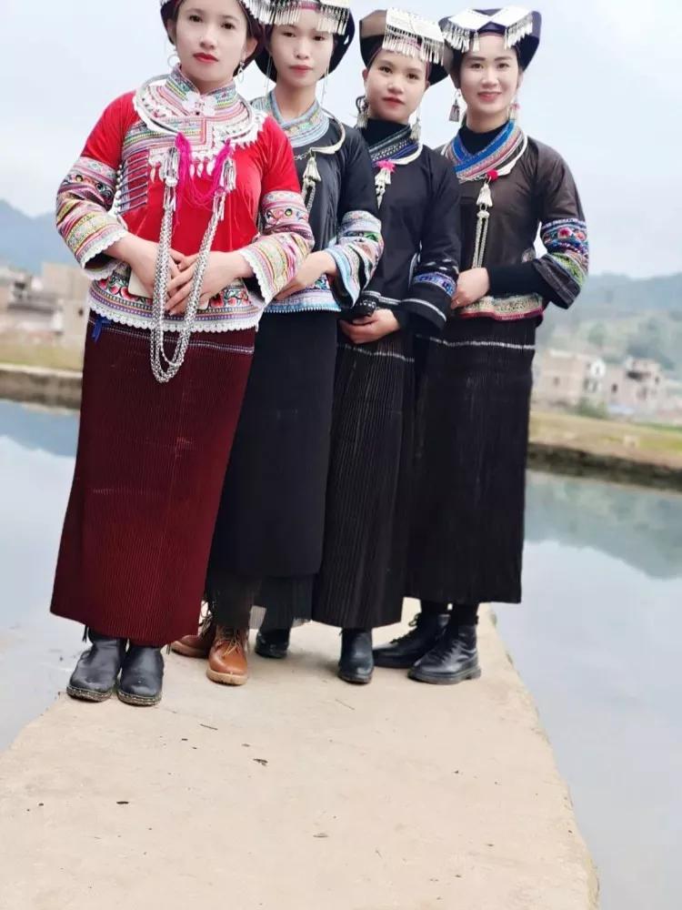 云南少数民族服饰图片,最好看的云南民族服饰