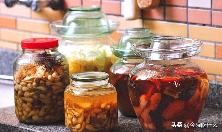 风味独特的四川泡菜制作及养护法，见证一坛传家泡菜的诞生