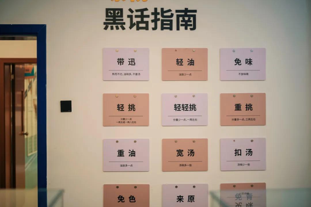 把繁华踩在脚下，将吃喝囊括周边。去长沙要住地标里