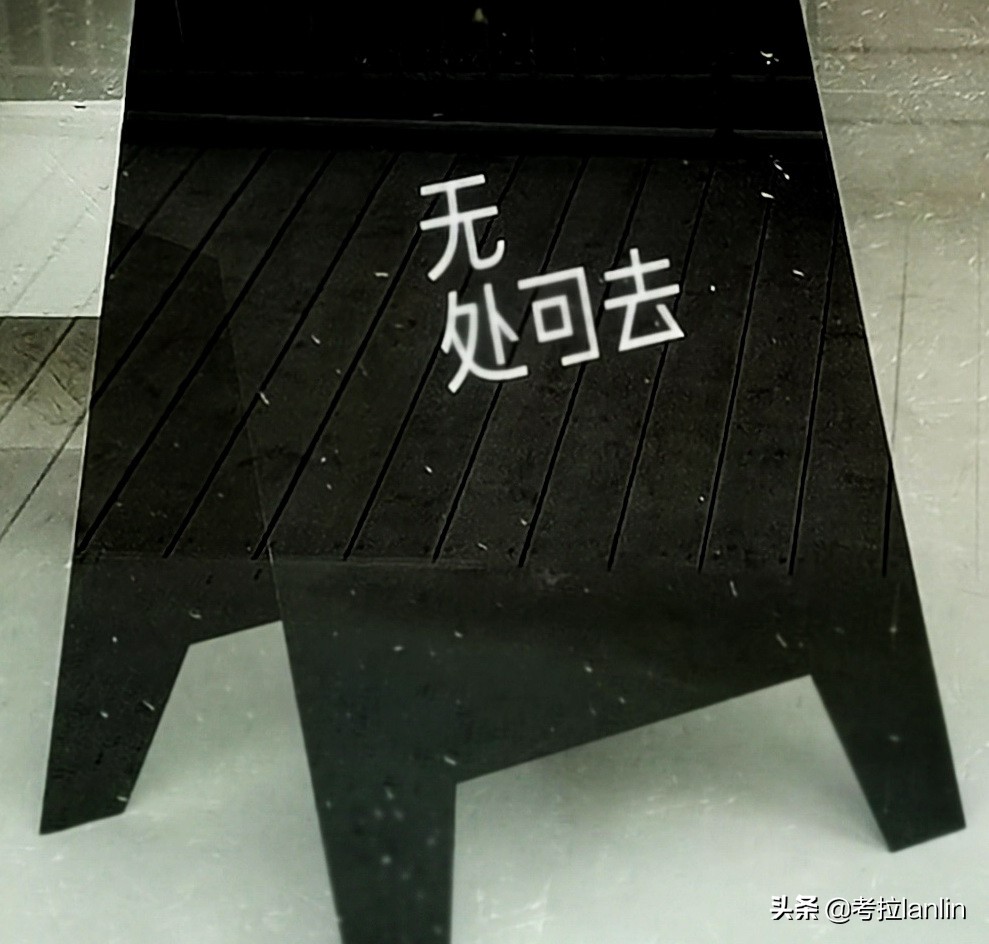 一扇扇关闭的店门，就像一张张欲说无言的嘴、一张张戴着口罩的脸