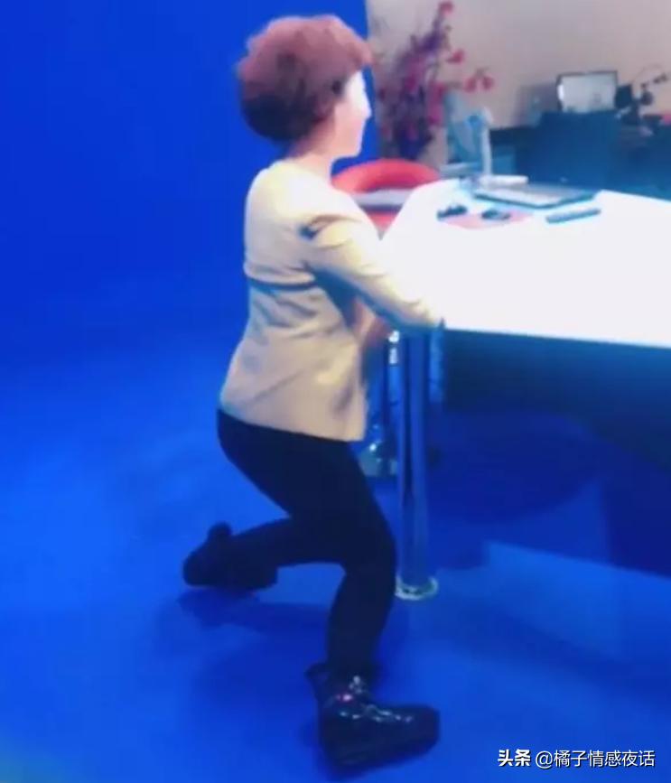 穿短裤，讲段子，劈叉播新闻，他们的“不正经”，你想不到