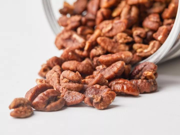 椒盐山核桃仁,核桃仁咸香酥脆的家庭做法