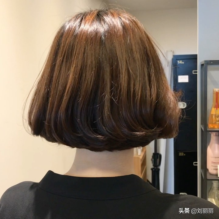 今年最流行羊毛卷中短发卷发,短发卷发推荐发量少羊毛卷