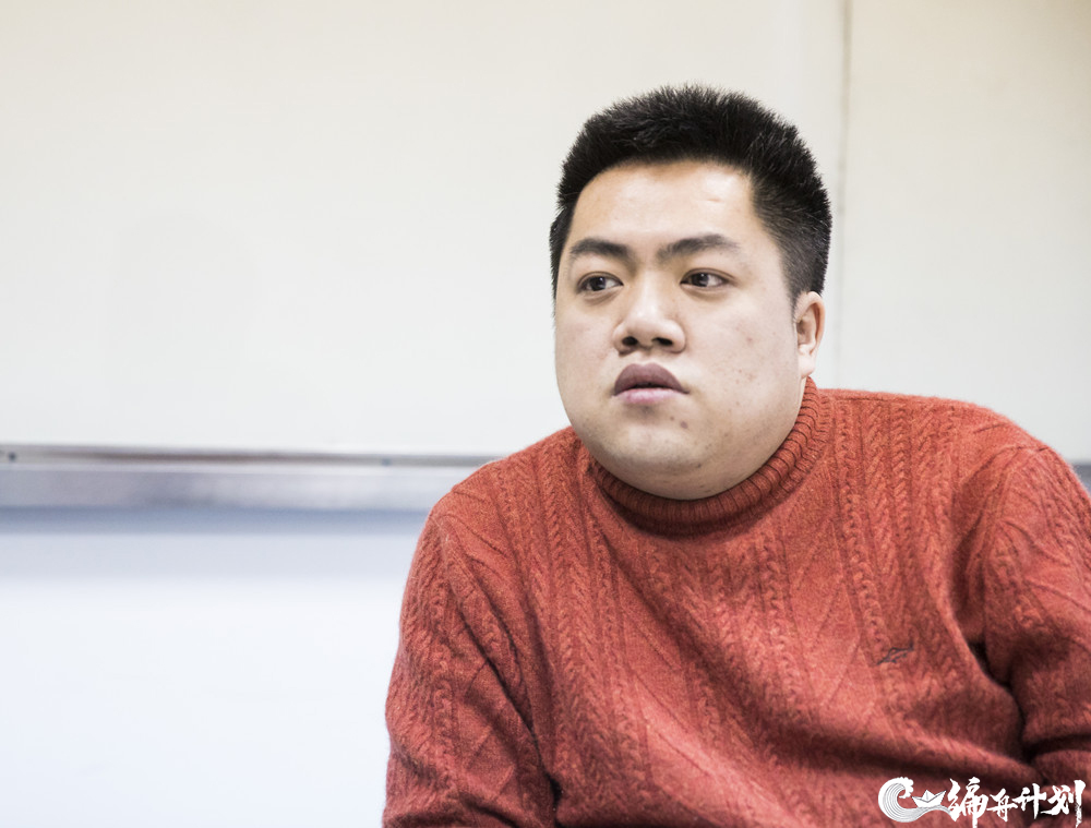 游戏直播真人出镜戴面具,游戏主播背后真实的样子