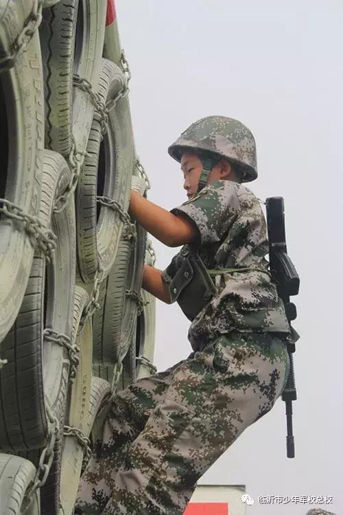 少儿军事夏令营暑假班,军事夏令营助力孩子们实现蜕变