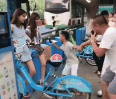 开心一刻gif下雨天,搞笑gif笑到肚子疼意外瞬间特辑