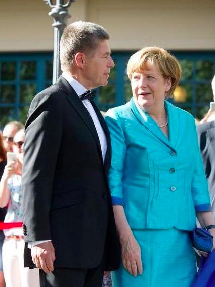 一套西装闯政界的德国总理，曾被嘲“灰老鼠”，低胸礼服惊艳全场